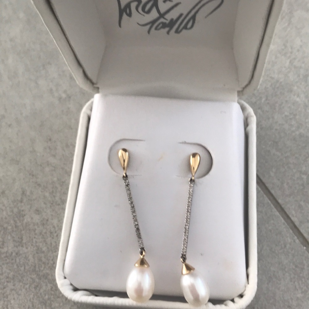 Gold earrings with diamonds and pearl